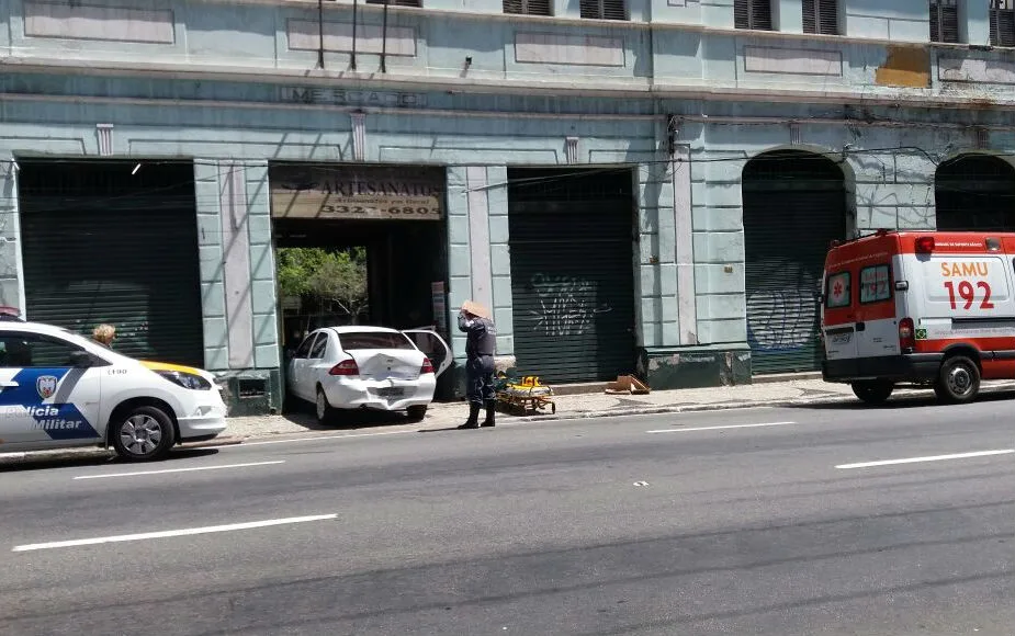 Carro é atingido por ambulância do Samu e invade mercado no Centro de Vitória