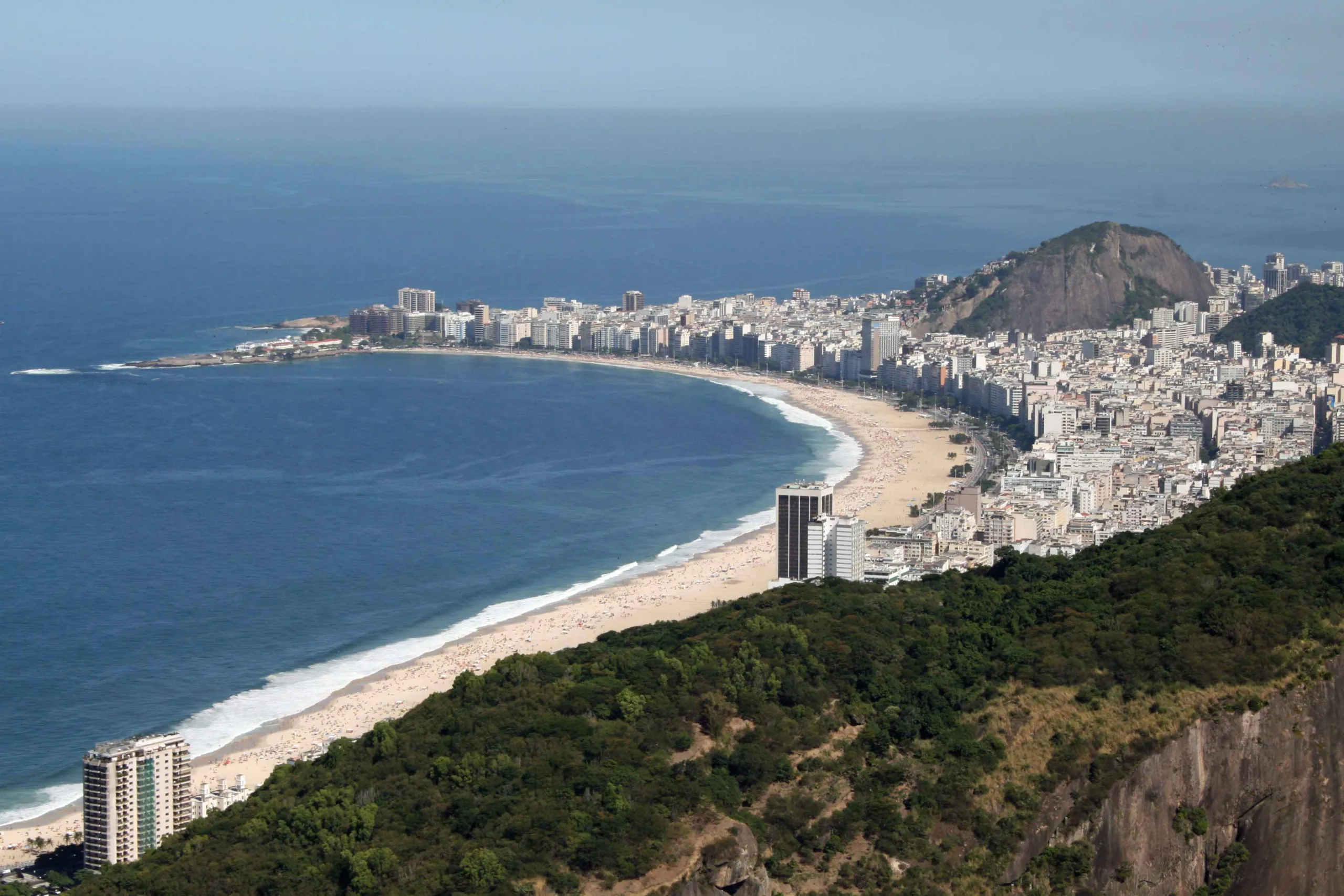 Homem se recusa a usar máscara em praia e é imobilizado com arma de choque