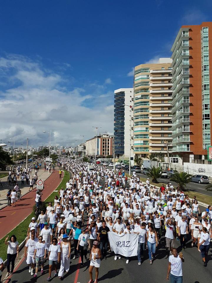 Capixabas se reúnem na Praia de Camburi para caminhada pela paz