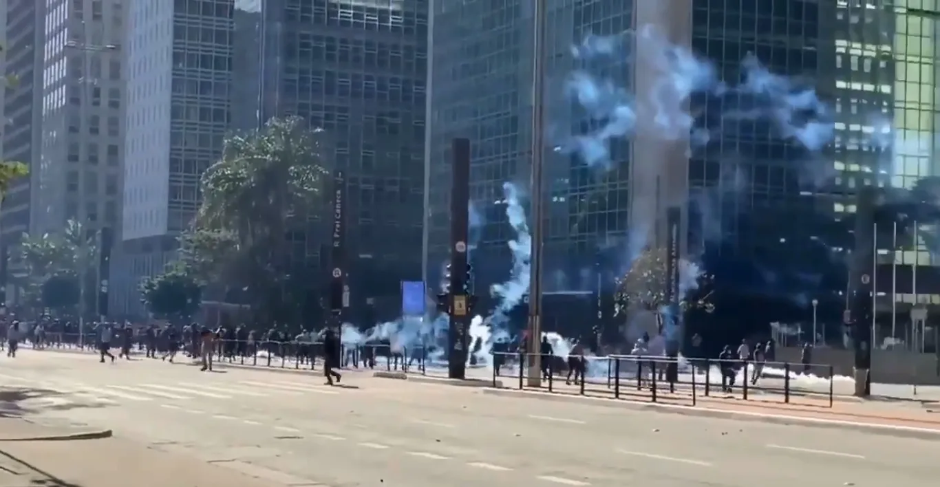 Ato na Avenida Paulista foi dispersado após pedras jogadas em policiais, diz PM