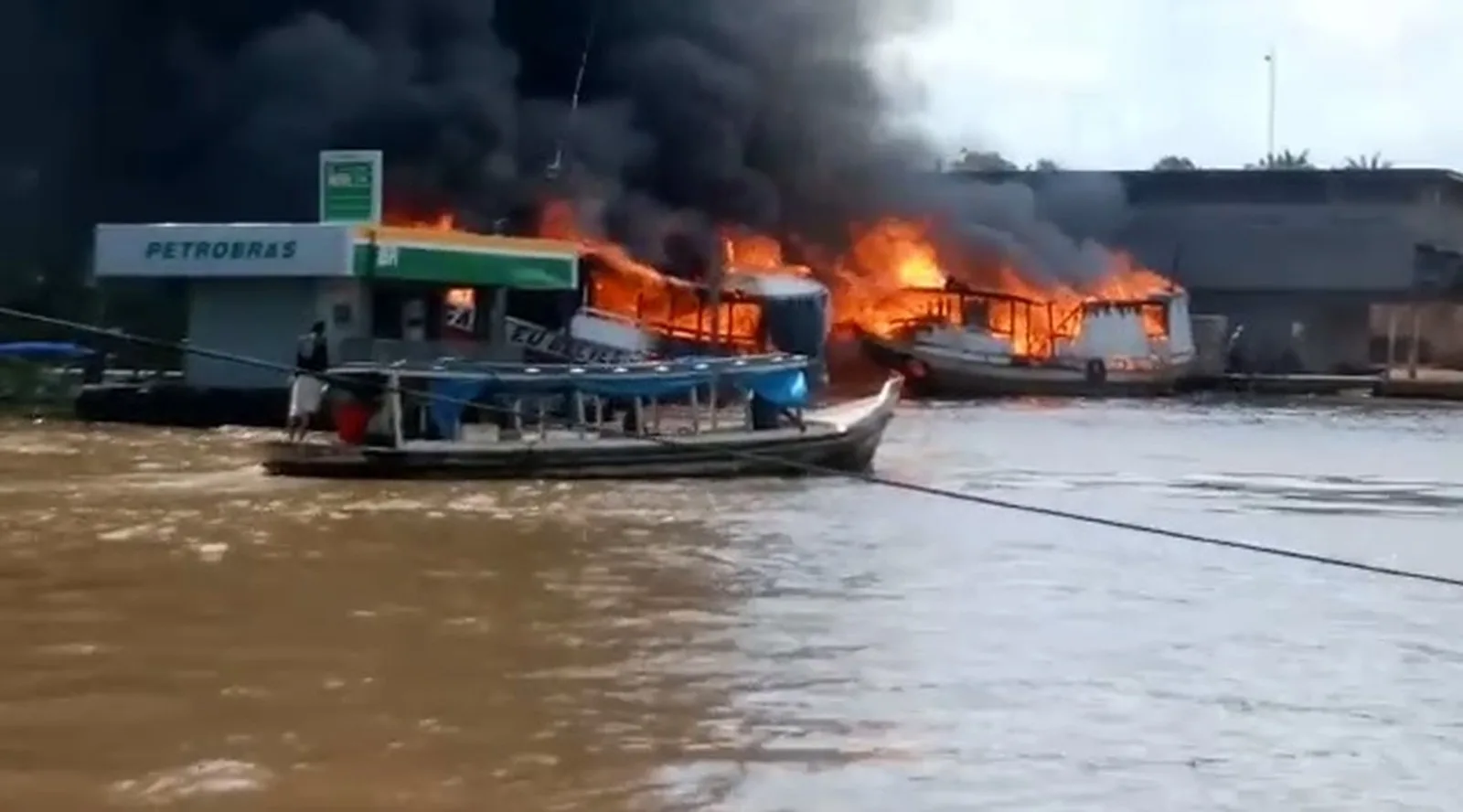 Incêndio em barcos no Amapá deixa dois feridos