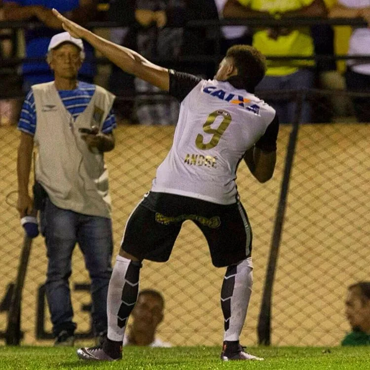 André faz golaço no fim, garante empate e mantém Corinthians invicto no Paulistão