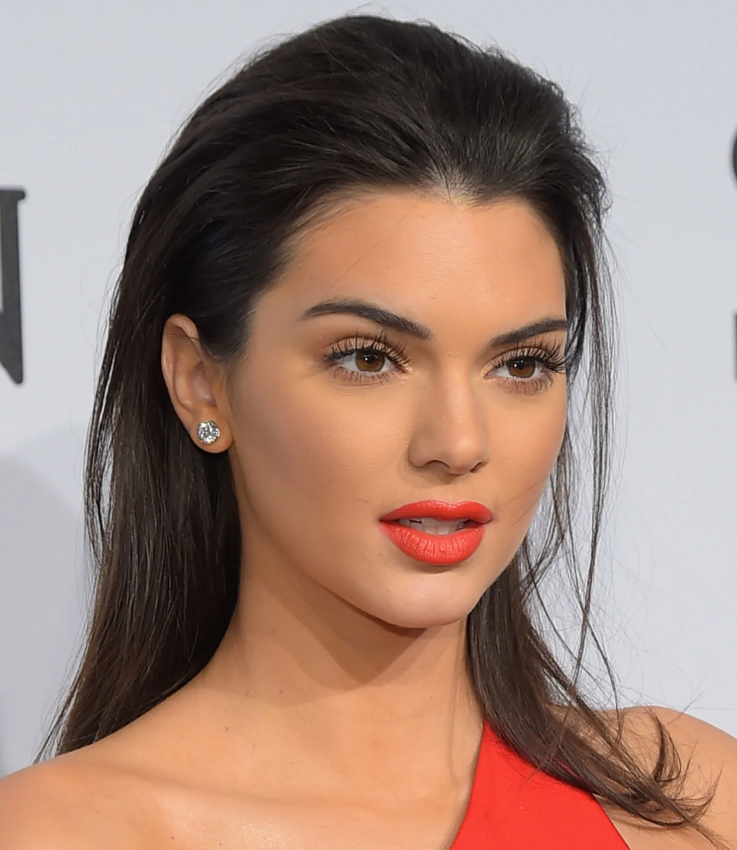 Kendall Jenner quase mostra demais em conjunto de renda