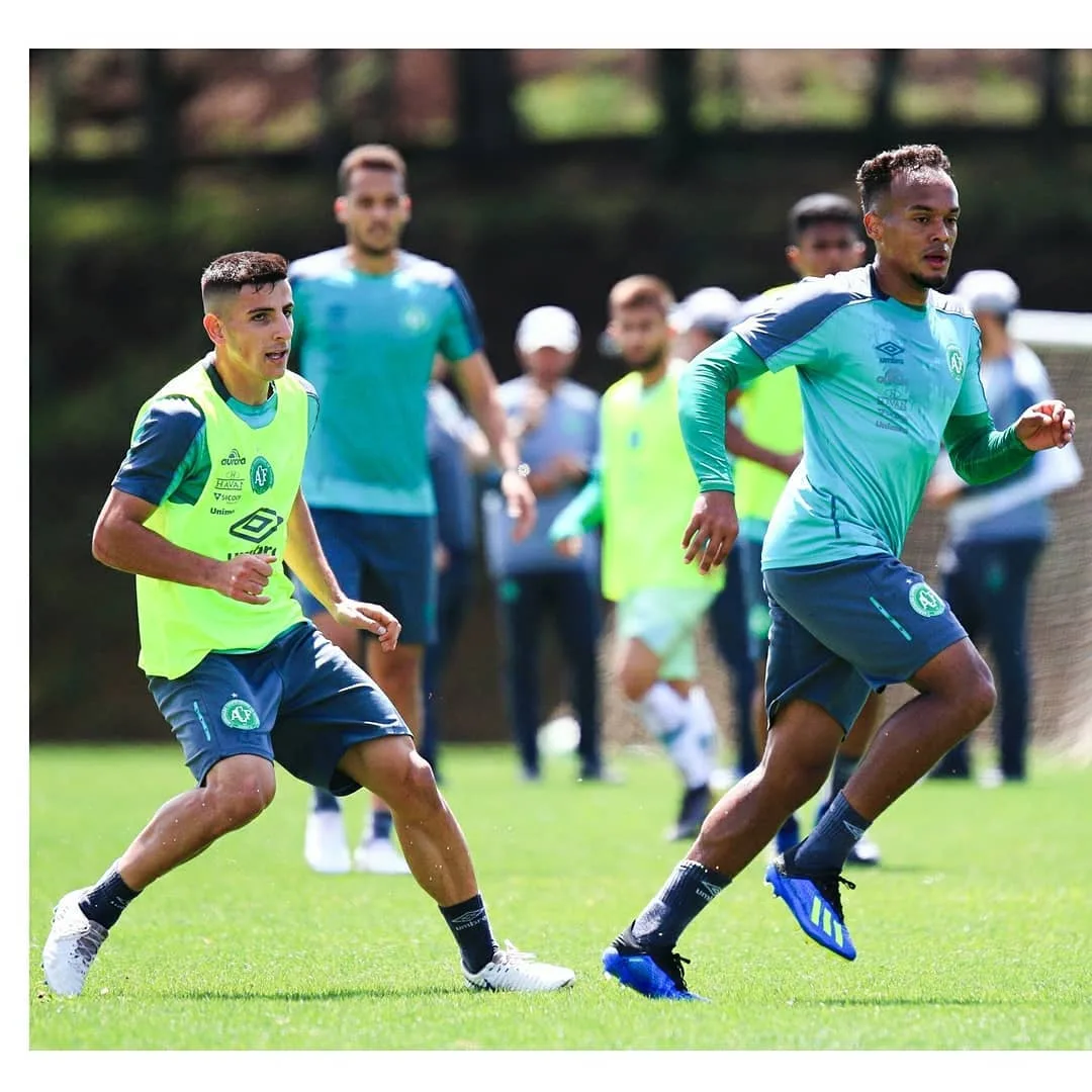 Com salários em atraso, jogadores da Chapecoense fazem protesto antes do treino