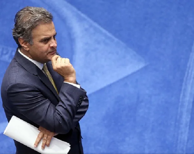 Temer fala com Aécio em fim da reeleição