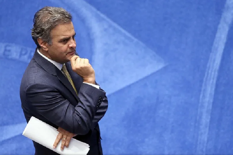 No Facebook, Aécio critica política econômica de Dilma no 1º de Maio