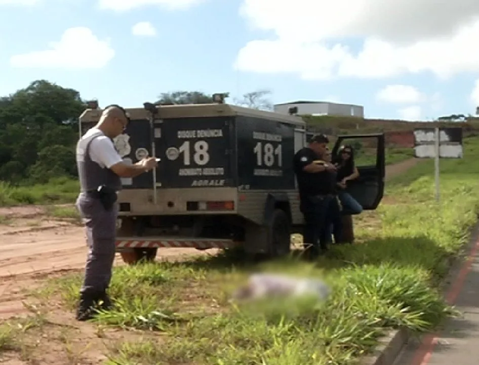 Corpo é encontrado com marcas de tiros e facadas em beira de rodovia da Serra