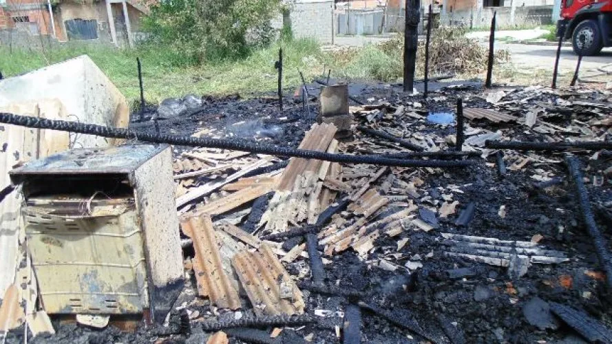 Incêndio destrói casas no mesmo terreno em Linhares, Norte do Estado