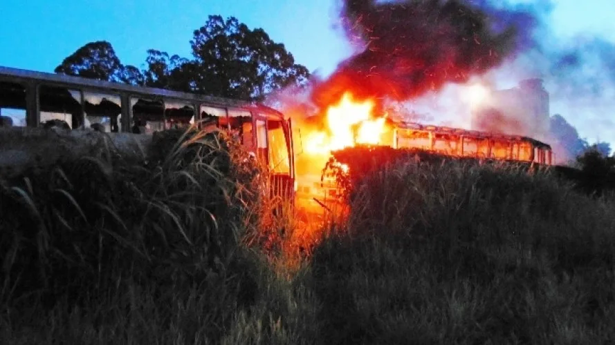 Três ônibus pegam fogo em garagem de prestadora de serviço em Linhares