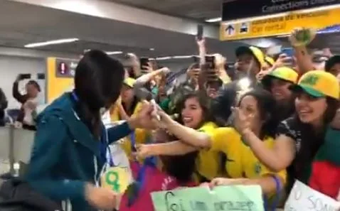 Meninas da seleção brasileira são recebidas com festa em São Paulo