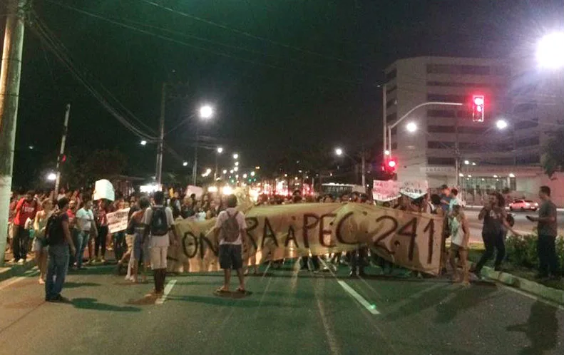 Manifestantes realizam ato pelas ruas de Vitória contra PEC que limita gastos do Governo Federal