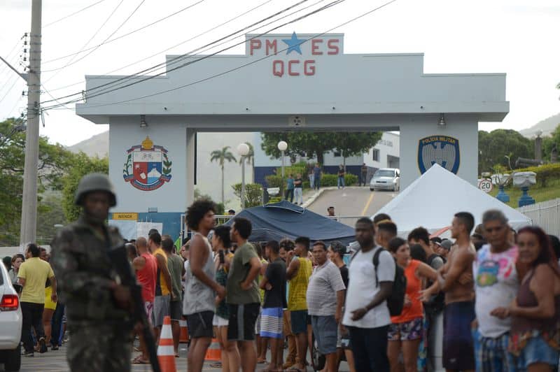 Vitória (ES) - Clima de tensão durante protesto de moradores em frente ao Comando Geral da Polícia Militar do Espírito Santo em Maruípe. Militares do Exército fazem a segurança da região (Tânia Rêgo/Agência Brasil)