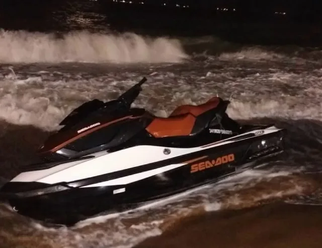 Casais ficam à deriva em mar de Vila Velha após colisão