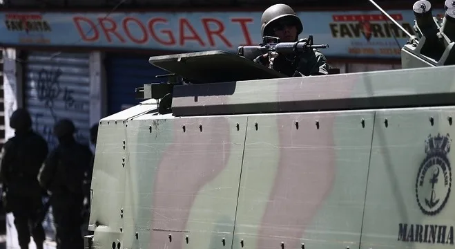 RJ – VIOLÊNCIA/RIO/ROCINHA/EXÉRCITO – GERAL – As Forças Armadas voltaram, na manhã desta terça-feira, 10, para a favela da Rocinha, zona sul do Rio de Janeiro. De acordo com o Comando Militar do Leste (CML), há 1.100 homens no local, entre 550 militares do exército e 550 policiais militares. O exército está atuando no cerco […]