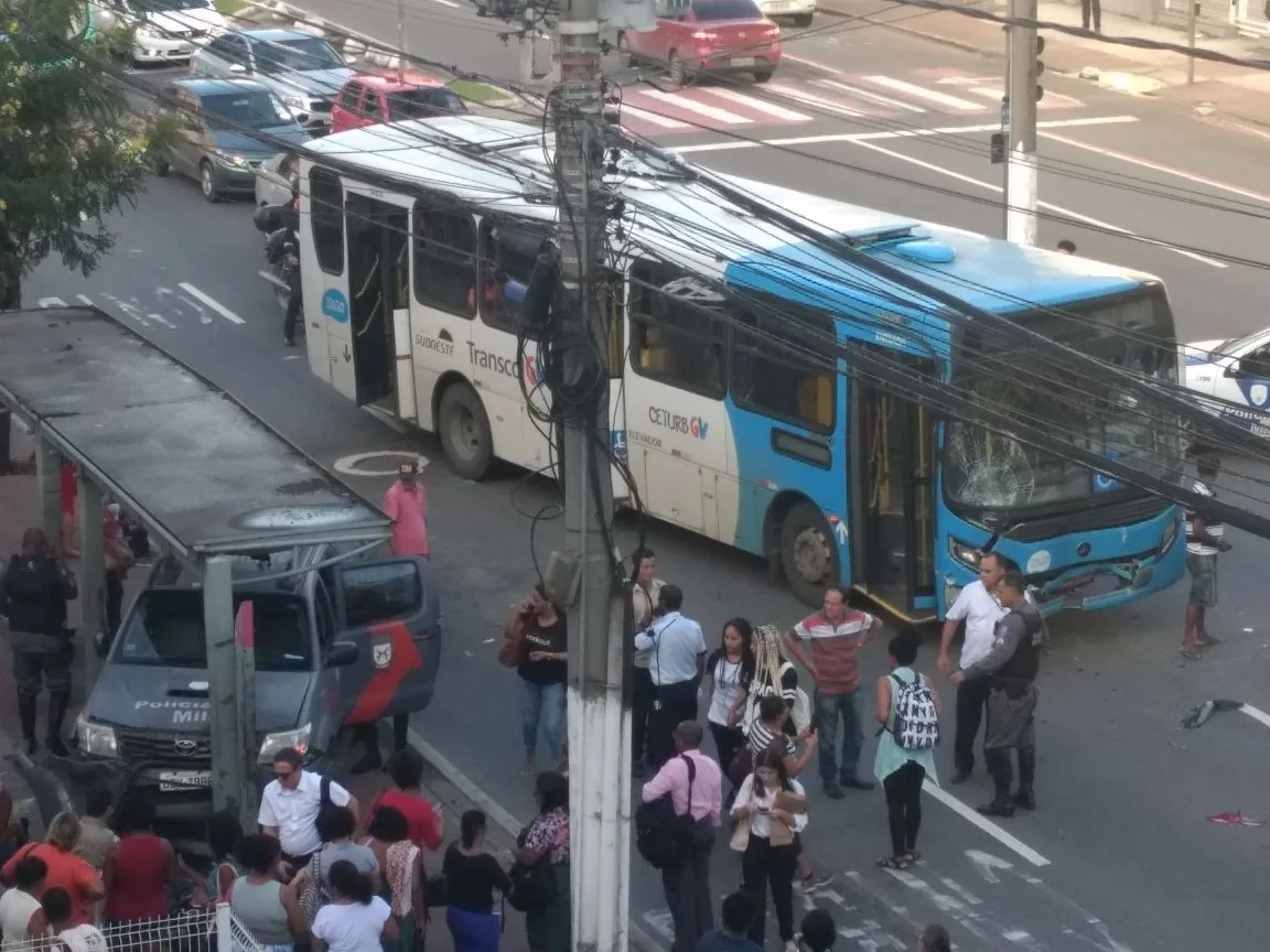 Viatura atinge pedestres em ponto de ônibus após acidente com coletivo em Vitória