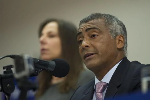 'Del Nero é corrupto. Deve e tem que pagar', diz Romário