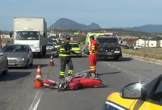 Motociclista sem capacete morre ao ser atingido por carro na Rodovia do Contorno