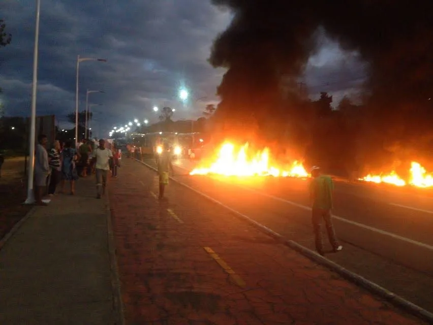 Manifestantes pedem melhorias em bairro e interditam BR-101 na Serra