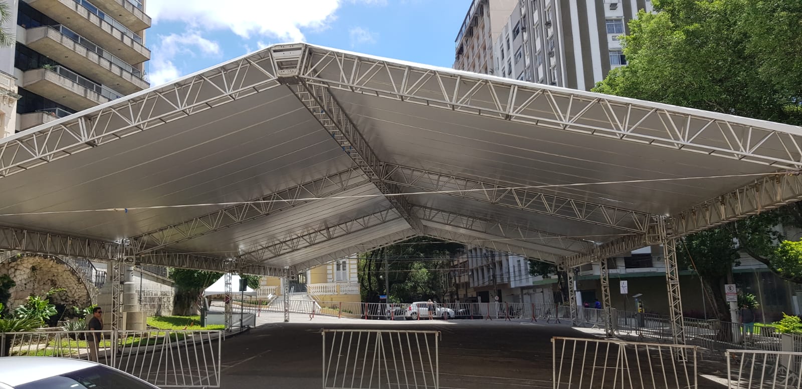 Toldo montado na praça João Clímaco / crédito: Fabi Tostes