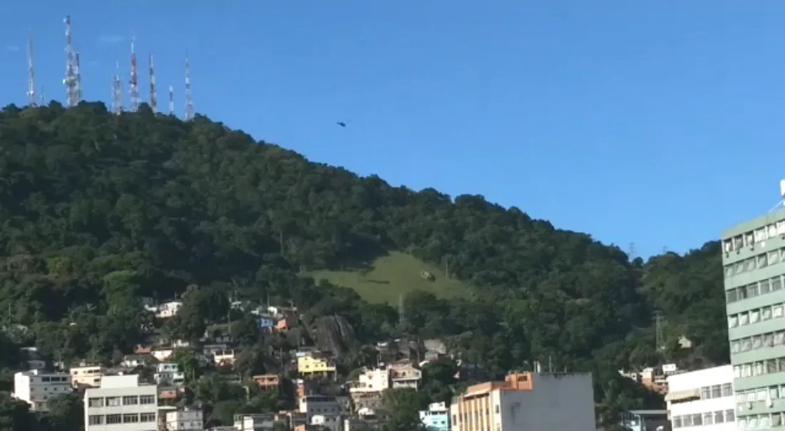 Homens armados trocam tiros com policiais no Centro de Vitória