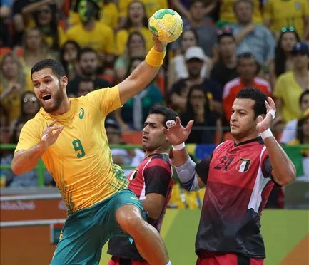 Seleção masculina de handebol enfrenta Suécia para garantir vaga nas quartas da Rio 2016 nesta segunda