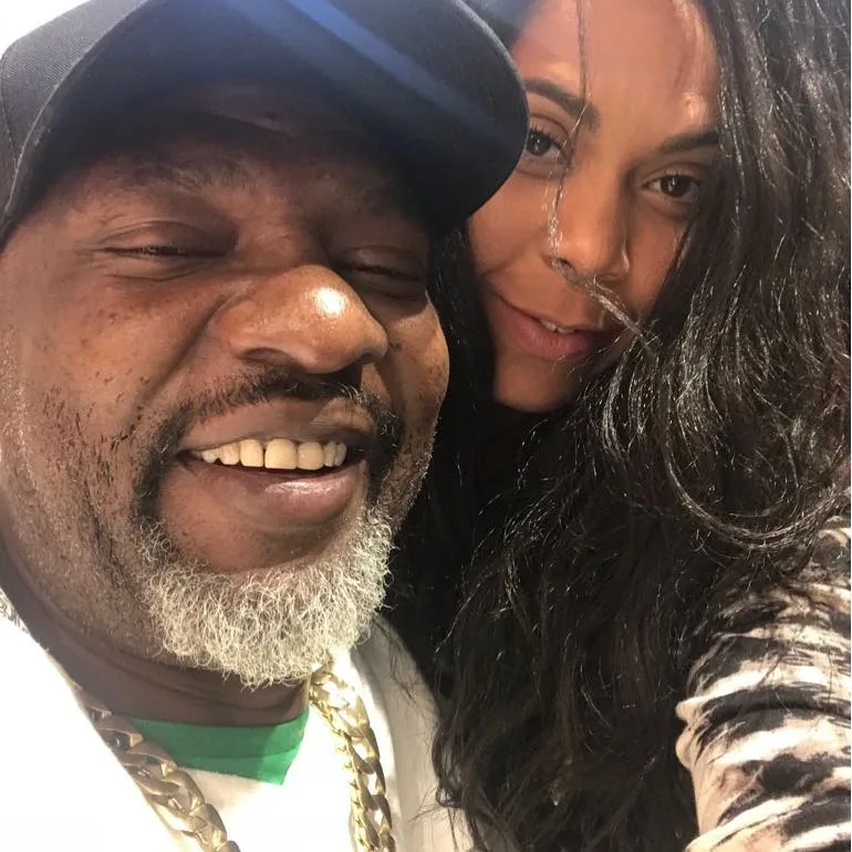 Viúva de Mr. Catra lamenta 'sumiço' de diversos amigos e elogia Anitta