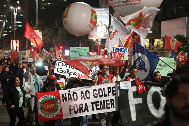 Movimentos sociais acompanham votação em frente ao prédio da Presidência em SP