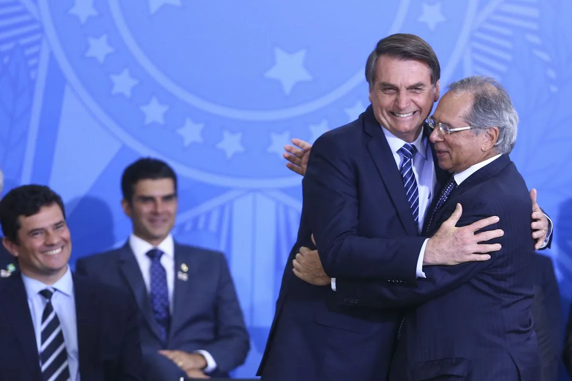 O presidente Jair Bolsonaro, e o ministro da Economia do Brasil, Paulo Guedes, durante a solenidade de Lançamento do Projeto em Frente Brasil