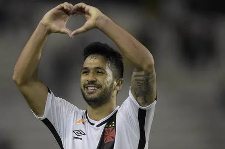 RIO DE JANEIRO, RJ, 09.07.2016: VASCO-BRASIL- Jogador Luan comemora gol durante partida entre Vasco RJ e Brasil RS valida pela Serie B do Campeonato Brasileiro 2016, no Estadio Sao Januario, no Rio de Janeiro (RJ), neste sabado (09). (Foto: Andre Fabiano/Codigo19).