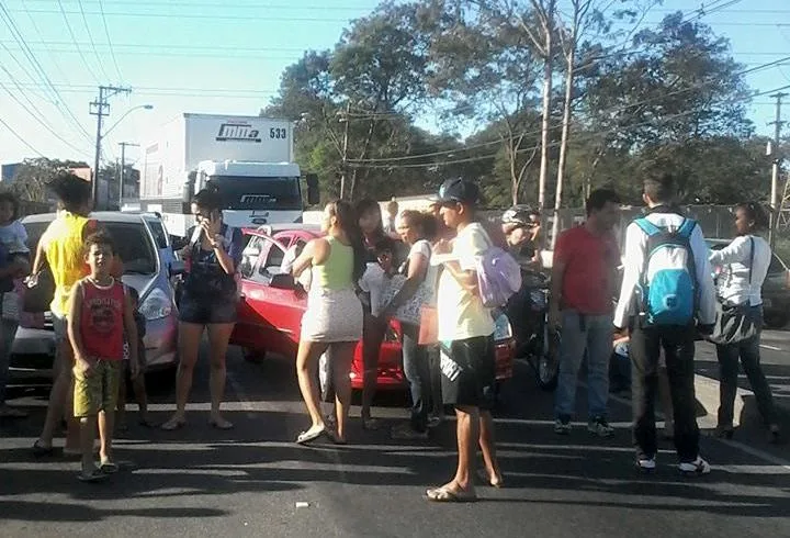 Protesto em frente ao UPA de Carapina deixa trânsito tumultuado na Serra