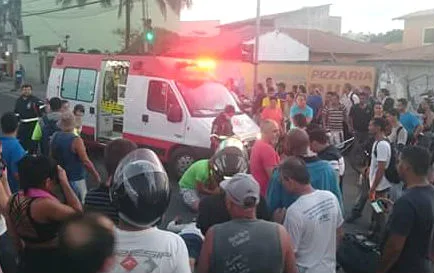 Homem morre e mulher fica ferida após moto bater na lateral de ônibus na Serra