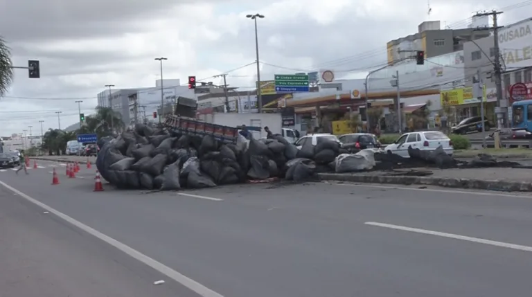 Carreta que transportava carvão tomba em Cariacica e motorista tem prejuízo de R$20 mil