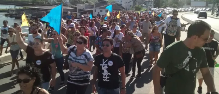 Servidores municipais em greve fazem protesto em frente à Câmara, em Guarapari