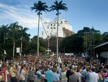 Fiéis de todo o Estado prestam homenagens à Nossa Senhora em mais um dia de Festa da Penha