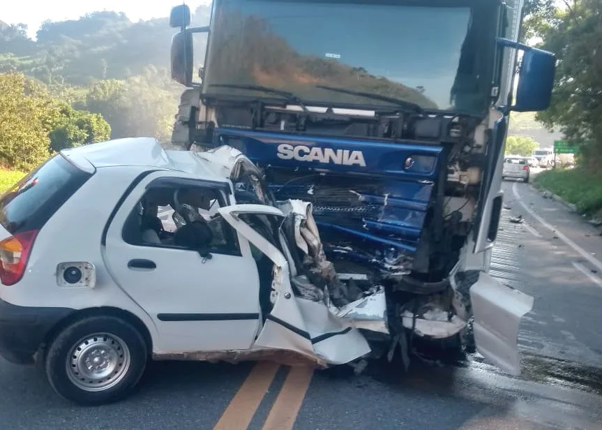 Carro bate de frente com carreta e duas pessoas morrem na BR 101 em Itapemirim