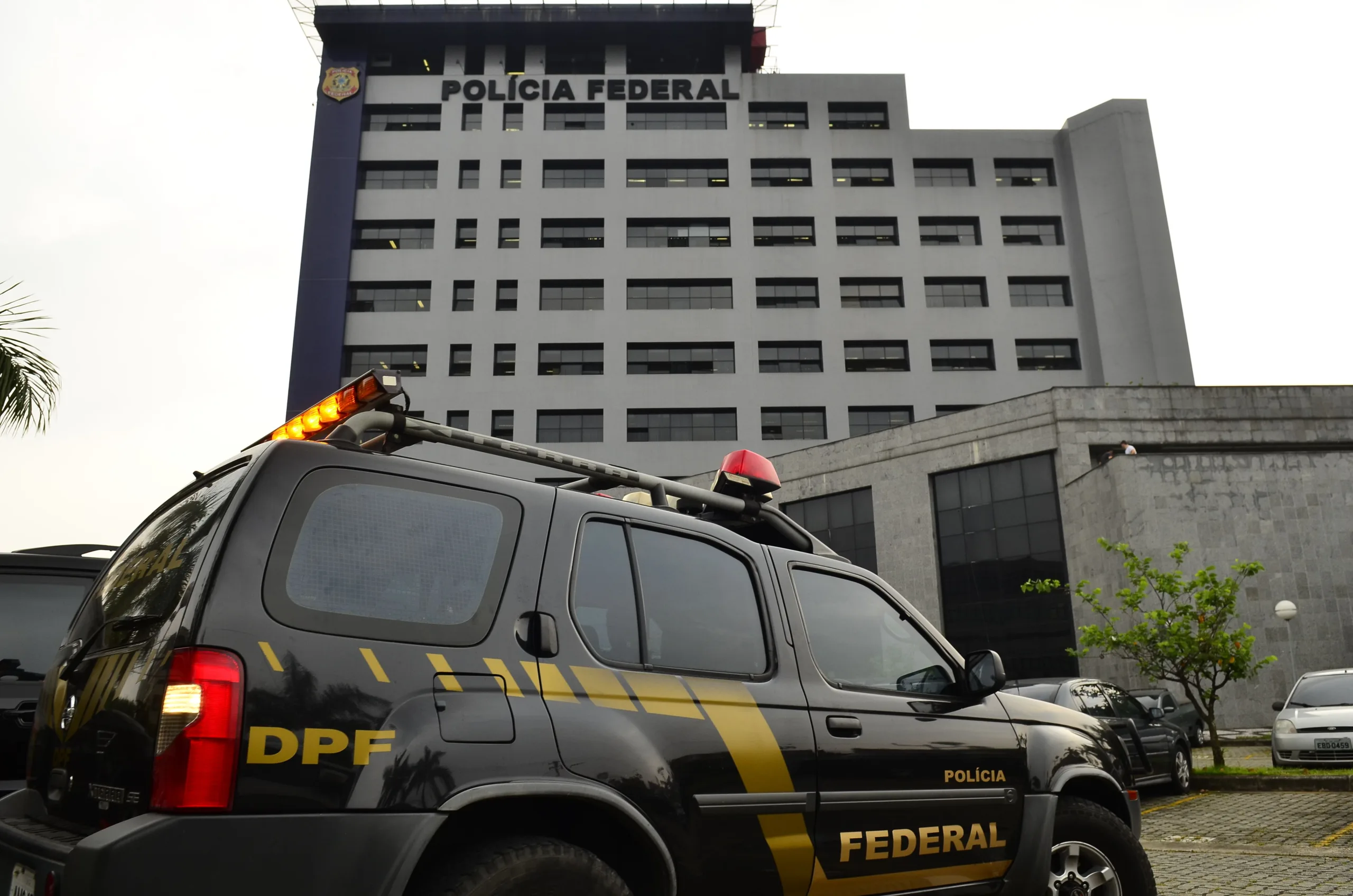 São Paulo – Renata Pereira Brito, Nelci Warken e Ricardo Honório Neto deixam a Superintendência da Polícia Federal de São Paulo, e seguem para Curitiba/PR (Rovena Rosa/Agência Brasil)