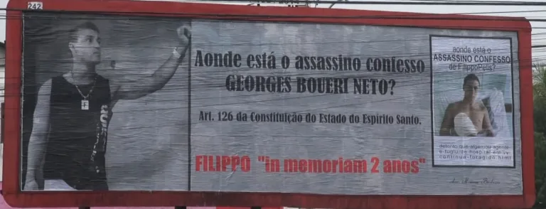 Pai protesta contra impunidade do assassino do filho com outdoor em Vitória