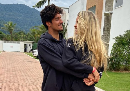 Gabriel Medina faz tatuagem igual a de Yasmin Brunet