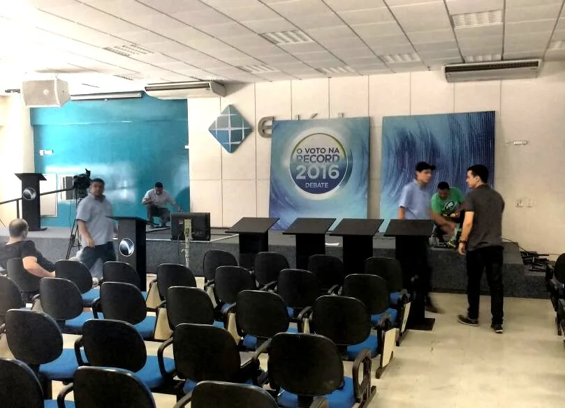 Equipe da TV Vitória/Record começa os preparativos para o debate de domingo. Veja como participar!