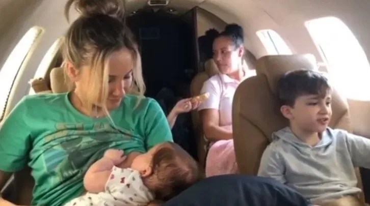 Claudia Leitte aparece amamentando a filha em avião