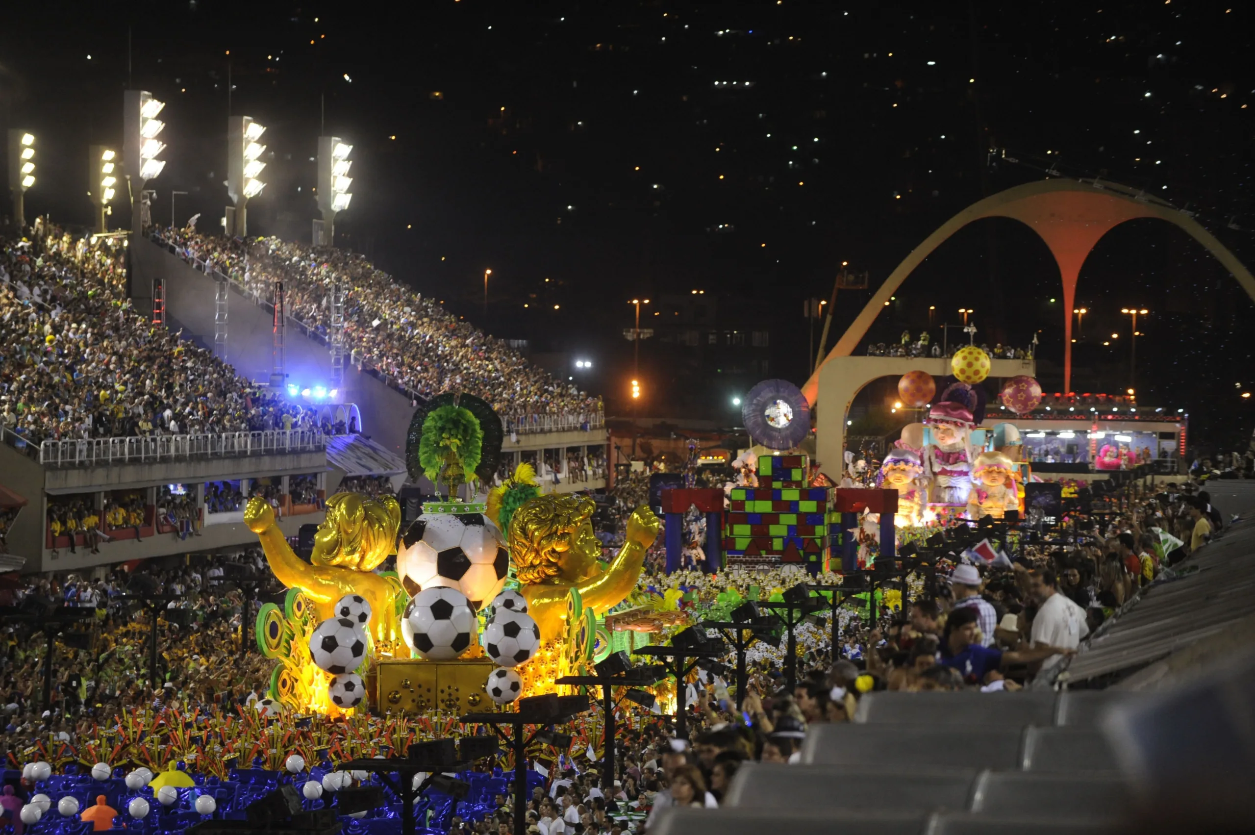 Mais de 450 motoristas são multados no 1º dia do carnaval do RJ