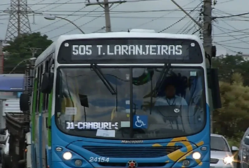 Homem armado com facão quase fere idoso ao assaltar ônibus na Serra