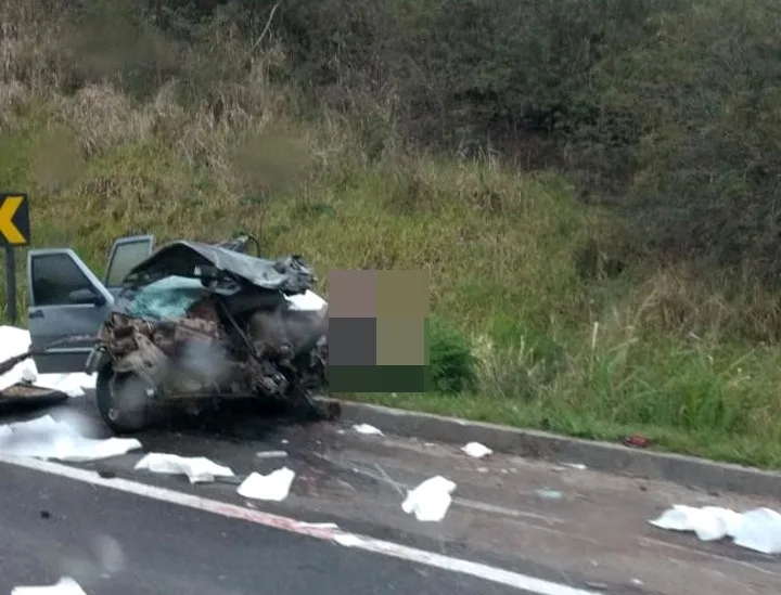 Duas pessoas morrem em grave acidente entre ônibus e carro na BR-101, em Pedro Canário