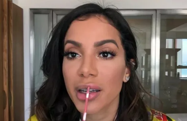 Anitta faz tutorial de maquiagem e faz piada sobre plásticas