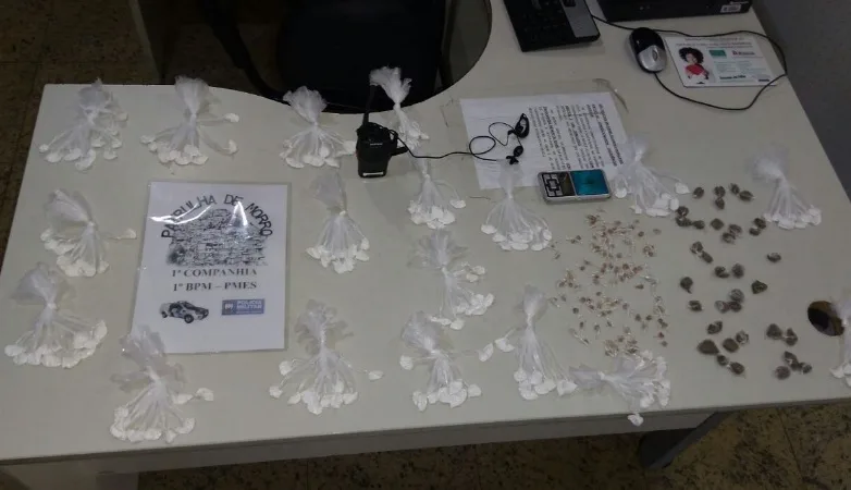 Mais de 150 papelotes de cocaína são apreendidos dentro de casa em Vitória