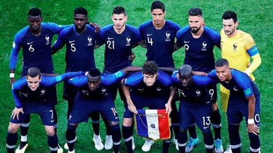 Após título na Rússia, seleção da França é recebida com festa em Paris