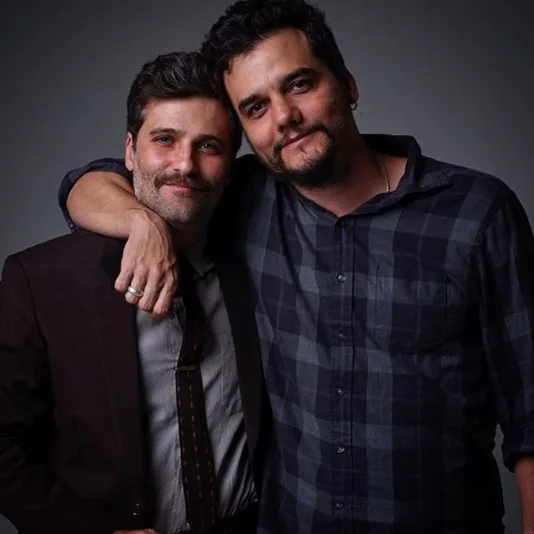 Bruno Gagliasso e Wagner Moura posam juntos nos bastidores de novo filme