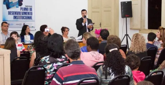 Professores de Iúna lançam livro com sugestões de melhorias na gestão escolar no Espírito Santo