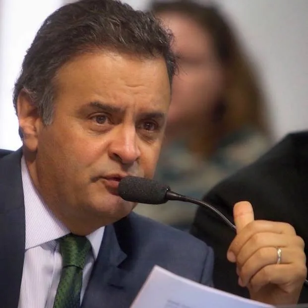 Avião com Aécio Neves faz pouso de emergência em São Paulo