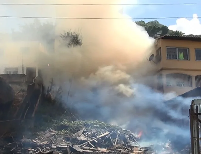 Incêndio danifica casas e deixa moradores sem telefone e internet em Vila Velha